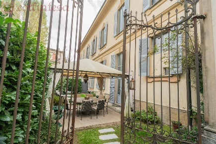 Foto Appartamento in Via Parrocchiale, Besana in Brianza Centro di 421 m²