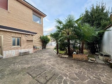 Foto Casa indipendente in Rossini, Sedriano Centro di 145 m² con 4 locali