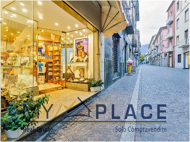 Foto Negozio in Via Camillo Benso Conte di Cavour, Lecco Centro di 56 m²