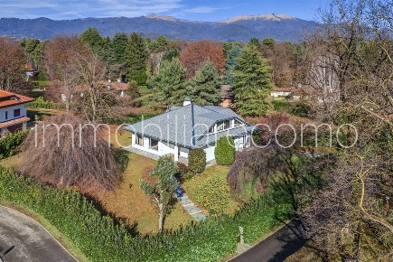 Foto Villa unifamiliare in via per montorfano, Como di 420 m² con 8 locali