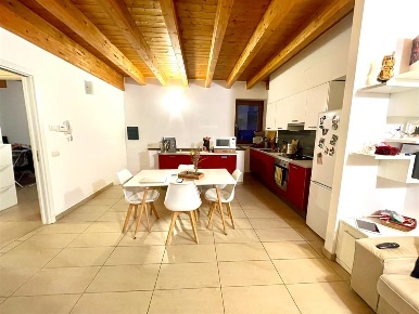 Foto Appartamento in Via Fratelli Bandiera, Sumirago Centro di 90 m²