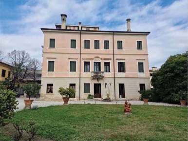Foto Villa unifamiliare in Corso Giuseppe Mazzini 9, Montebelluna Centro
