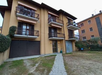 Foto Appartamento in Via I Maggio, Grandate Centro di 96 m² con 5 locali