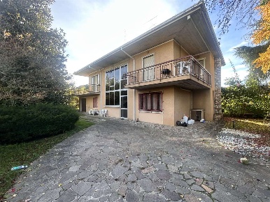 Foto Villa unifamiliare in via lorenzini  44, Desenzano del Garda di 450 m²