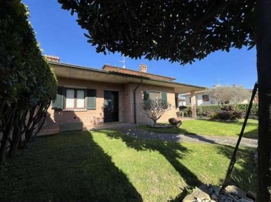 Foto Villa unifamiliare in Via Boccaccio  7, Pandino Centro di 224 m²