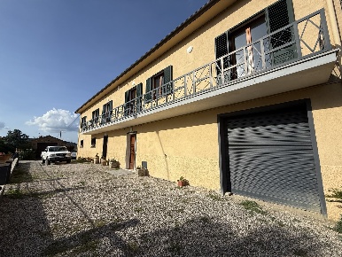 Foto Appartamento a Lucignano di 400 m² con 15 locali in vendita