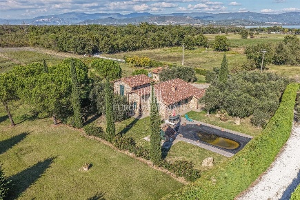 Foto Casale in Via Trasimeno II 36, Castiglione del Lago I Bertoni