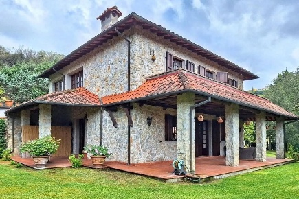 Foto Villa unifamiliare a Camaiore Camaiore Paese di 937 m² con 11 locali