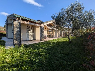 Foto Casa indipendente a Coreglia Antelminelli Centro di 248 m² in vendita