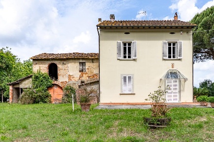 Foto Villa unifamiliare a Fucecchio Pinete di 320 m² con 11 locali
