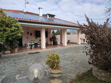 Foto Casa indipendente a Carrara Marina di Carrara di 300 m² con 8 locali