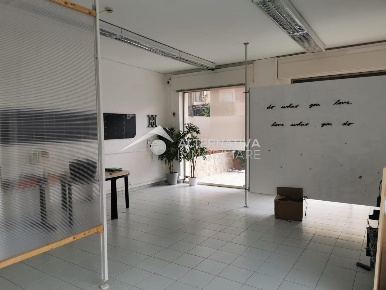 Foto Locale commerciale a Pisa San Francesco di 100 m² con 2 locali