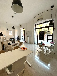 Foto Negozio in via La Spezia, Roma San Giovanni di 100 m² con 2 locali