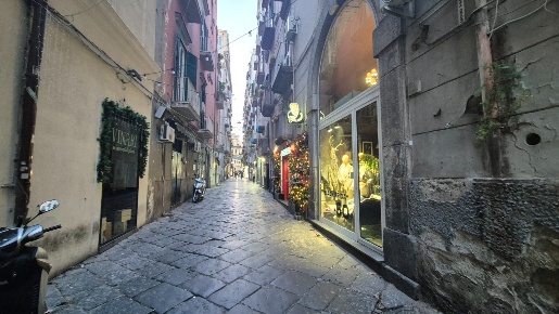 Foto Negozio in vico Belledonne a Chiaia, Napoli Chiaia di 46 m² in affitto
