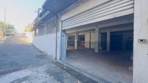Foto Locale commerciale a Catania Barriera - Leucatia di 431 m² in vendita