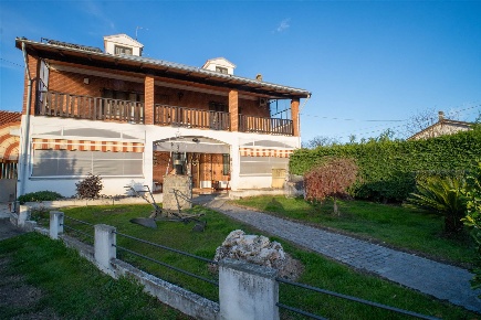 Foto Villa unifamiliare a Costanzana di 434 m² con 8 locali in vendita