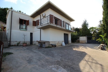 Foto Villa unifamiliare a Alcamo Centro di 450 m² con 6 locali in vendita