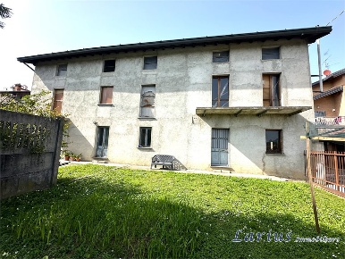 Foto Rustico in vittorio emanuele, Merone Centro di 140 m² con 8 locali