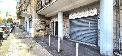 Foto Negozio in Via Domenico Fontana 152B/C, Napoli Rione Alto di 45 m²