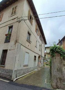 Foto Appartamento in Via Umberto, Lurate Caccivio Centro di 82 m² all'asta