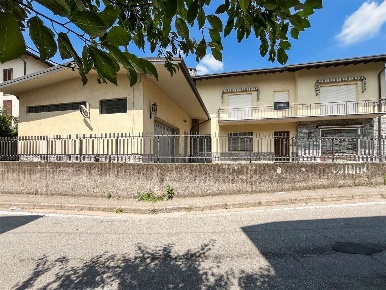 Foto Casa indipendente in Via Montello 21, Sesto Calende Centro di 378 m²