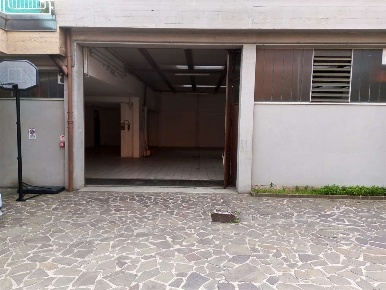 Foto Capannone industriale a Cantù di 420 m² con 4 locali in vendita