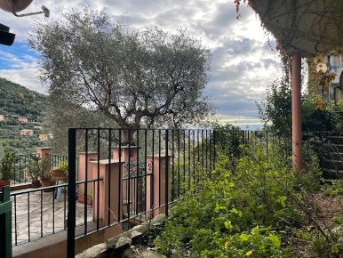 Foto Appartamento in Via Bernabò Brea, Zoagli Centro di 80 m² con 3 locali