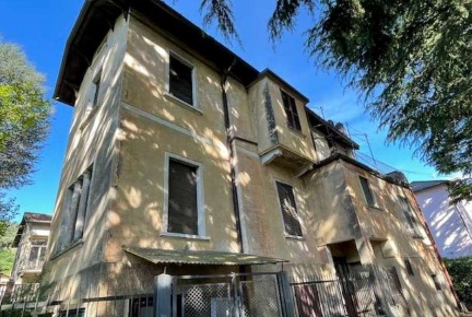Foto Case indipendenti in Viale Verbano, Gavirate Centro di 202 m² all'asta