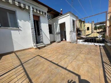 Foto Casa indipendente a Jesi di 100 m² con 5 locali in vendita
