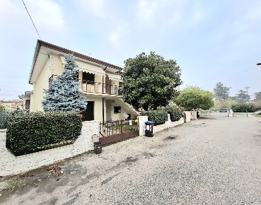 Foto Villa bifamiliare in Via Martiri di Belfiore 19, Rovigo Tassina