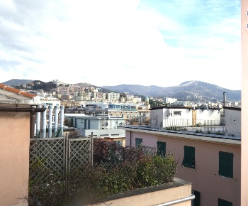 Foto Appartamento in Piazza Giusti, Genova Marassi di 90 m² con 6 locali