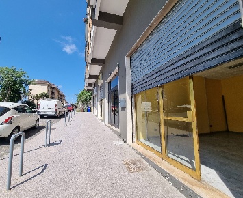 Foto Negozio in viale dei Bizantini, Catanzaro Centro Storico di 50 m²