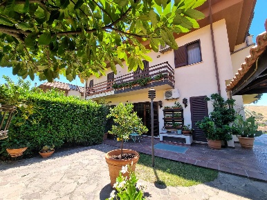 Foto Villa a schiera in Via Ugo Ortona, Catanzaro Sala di 300 m² in vendita