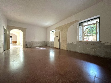 Foto Negozio in Via Vincenzo De Grazia, Catanzaro Centro Storico di 250 m²