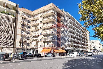 Foto Appartamento in Largo 2 Giugno, Bari Carrassi di 113 m² con 3 locali