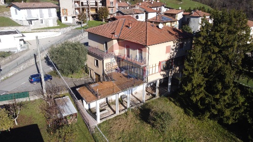 Foto Casa indipendente a Gaverina Terme Trate di 300 m² con 14 locali