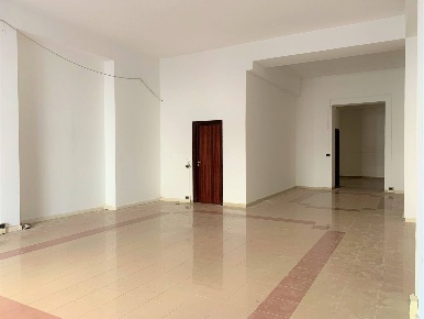 Foto Negozio in via Educandato, Catanzaro Centro Storico di 130 m²