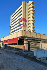 Foto Attività commerciale in Via Dei Castelli Romani, Pomezia di 203 m²