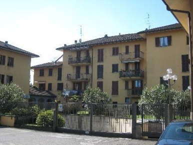 Foto Appartamento a Lentate sul Seveso Centro di 356 m² con 8 locali