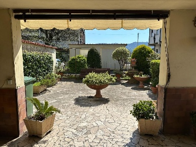 Foto Casa indipendente a Lucca di 170 m² con 7 locali in vendita