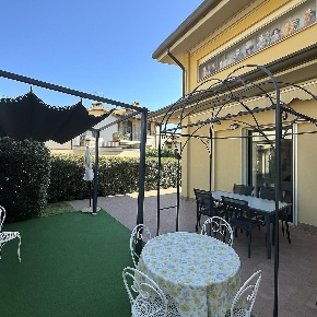 Foto Villa unifamiliare a Viareggio Torre del Lago di 130 m² con 6 locali