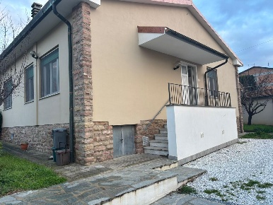 Foto Villa bifamiliare a Collesalvetti Centro di 136 m² con 7 locali