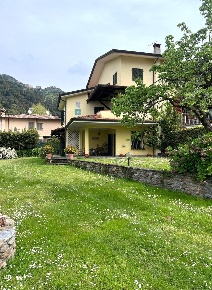Foto Villa bifamiliare a Montignoso Zona Collinare Palatina di 180 m²