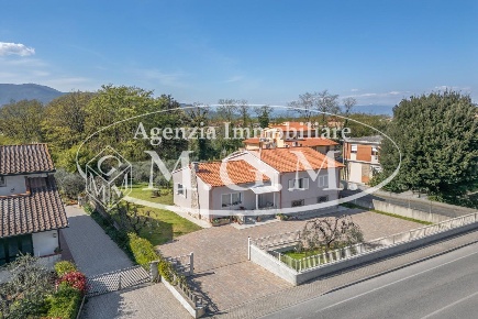 Foto Casa indipendente a Bientina Quattro Strade di 267 m² con 12 locali