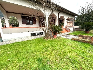 Foto Villa unifamiliare a Camaiore Camaiore Paese di 400 m² con 7 locali