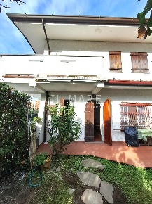 Foto Villa a schiera a Massa Marina di Massa Centro di 80 m² con 3 locali