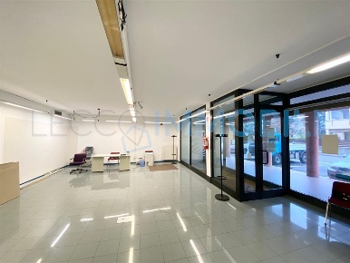 Foto Negozio in via San Leonardo, Malgrate di 180 m² con 3 locali