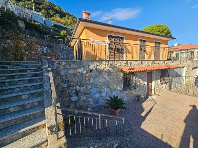 Foto Villa bifamiliare a Camporosso Centro di 190 m² con 6 locali