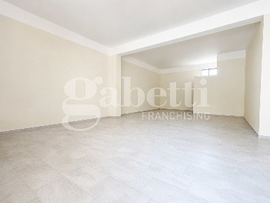 Foto Negozio in Via Adda 29, Marano di Napoli di 70 m² con 1 locali