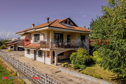 Foto Appartamento in Via vigone 49, Cavour di 165 m² con 6 locali